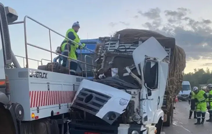Colisão fatal entre carretas interrompe o fluxo na BR-040 nesta terça-feira