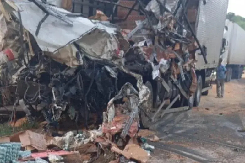 Colisão fatal entre três caminhões paralisa a BR-262 na Serra do Macuco