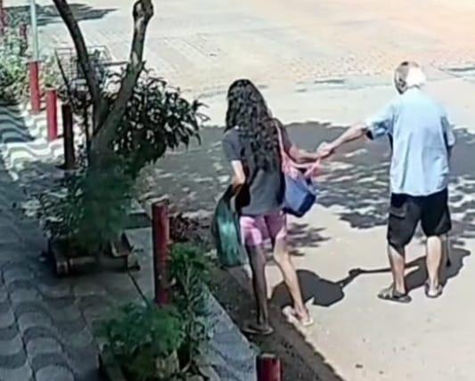 Covardia em Mateus Leme: Idoso é ferido durante assalto e criminosa foge a pé. Veja o vídeo 