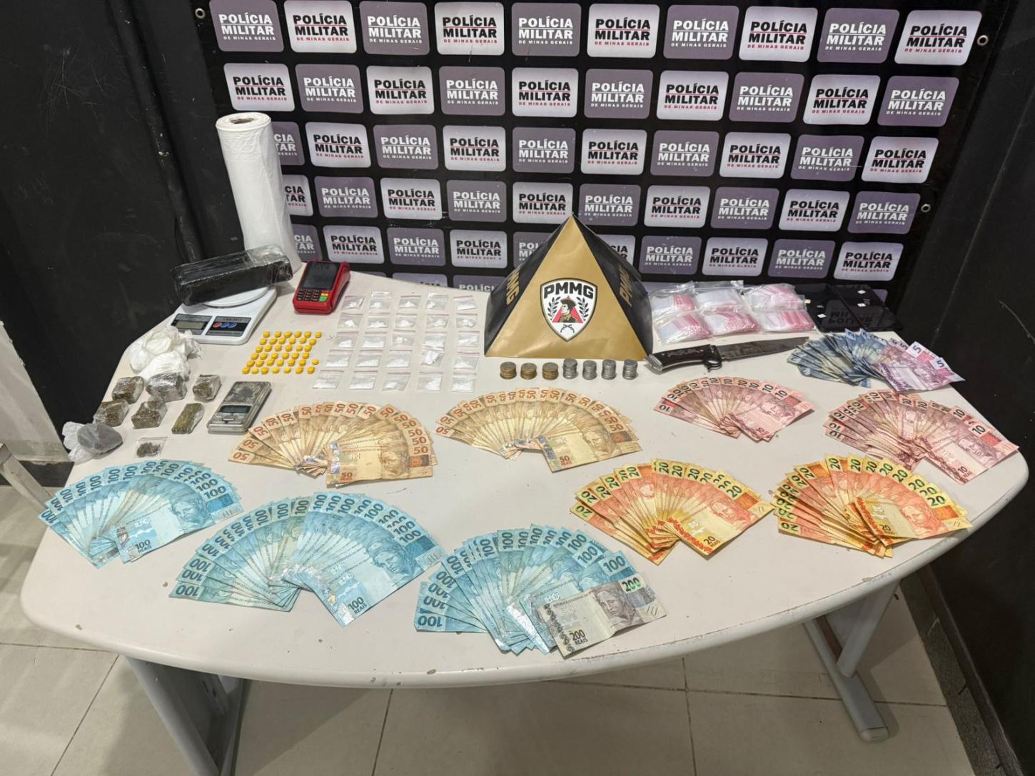 Fim de Linha para o Tráfico de Luxo em Itabira: Casal é Preso com Corolla Hybrid e Arsenal de Drogas