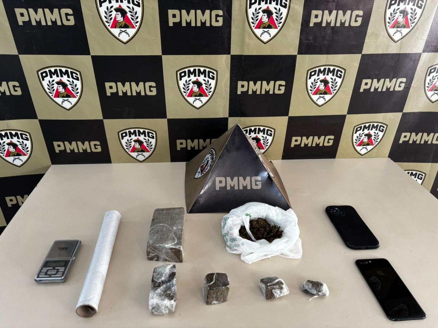 Manobra Arriscada Termina em Xadrez: PM Prende Dupla com Barra de Maconha em João Monlevade