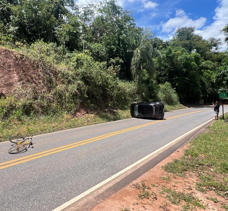 Manobra para evitar atropelamento termina em capotamento em Rio Piracicaba
