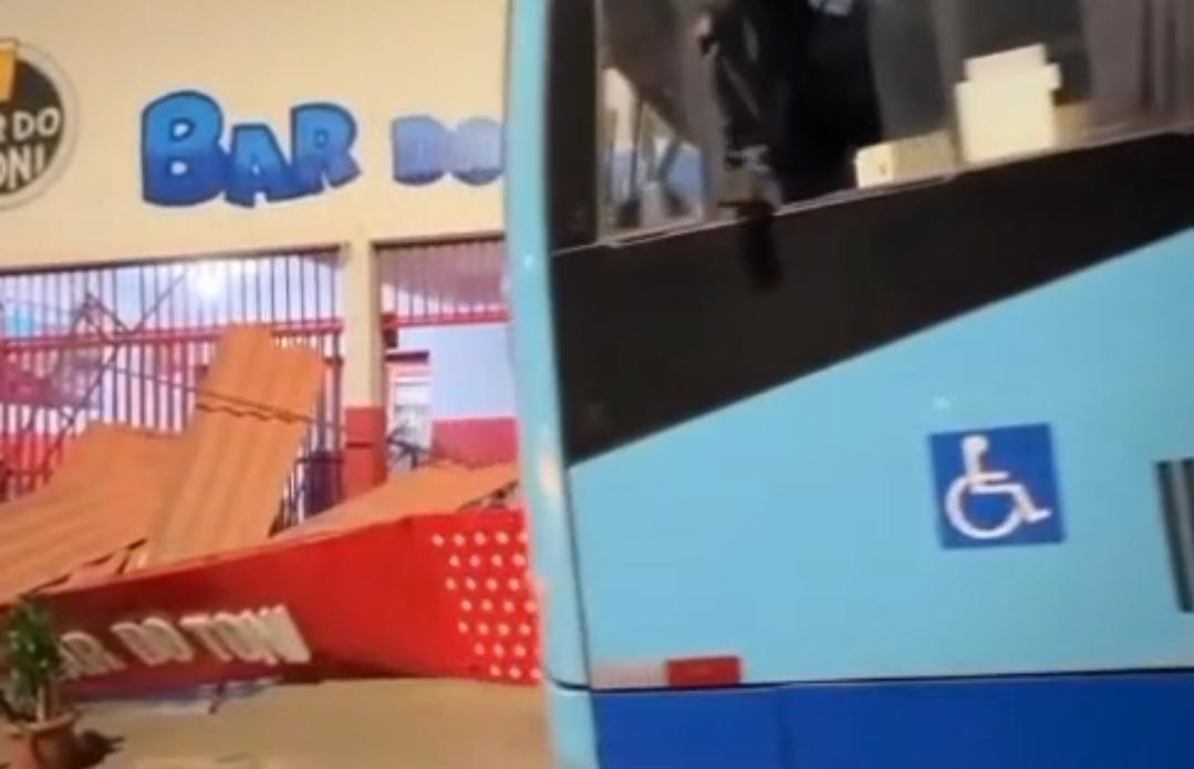Ônibus da Cisne atinge fachada de bar no bairro Fênix