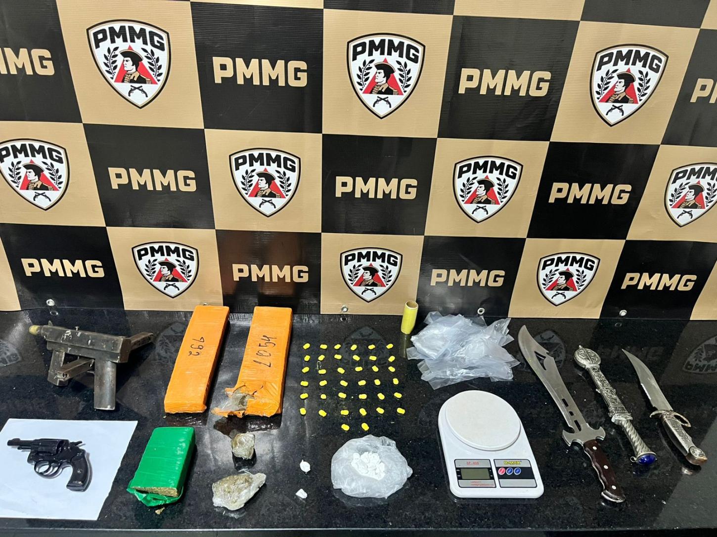 Operação no Nova Copacabana termina com apreensão de submetralhadora