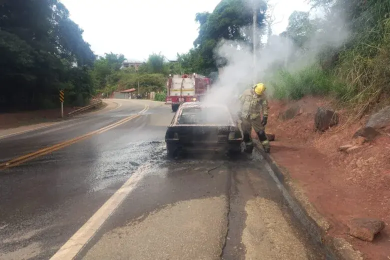 Pânico na MG-123: Carro é reduzido a cinzas após pane em Rio Piracicaba