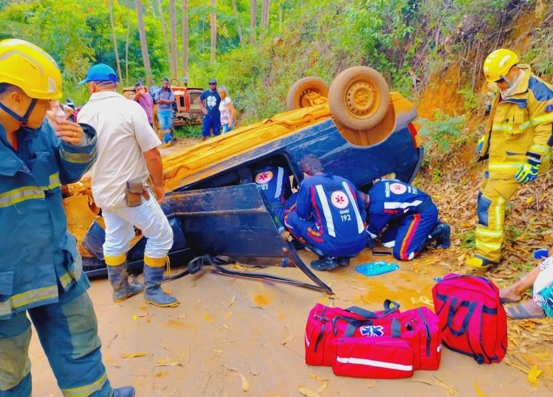 Quatro pessoas ficam feridas após capotamento em estrada rural de Itabira. Veja as fotos 
