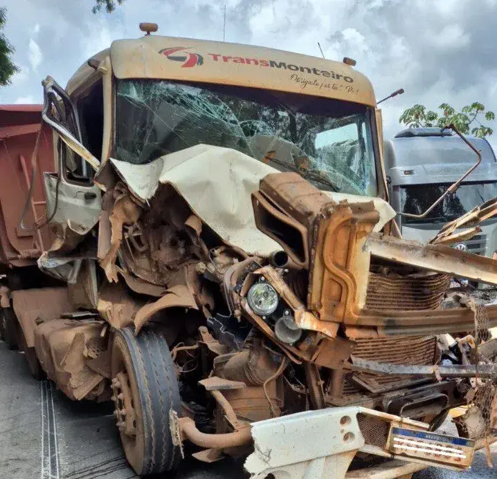 RODOVIA DA MORTE: engavetamento entre três caminhões mobiliza resgate na BR-381 em São Gonçalo do Rio Abaixo 