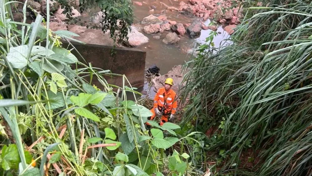 Sabará: Bombeiros intensificam buscas por jovem tragado por galeria durante temporal