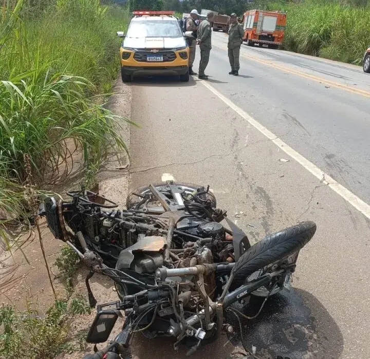 Tragédia na BR-356: Motociclista é socorrido em estado crítico após bater de frente com carreta