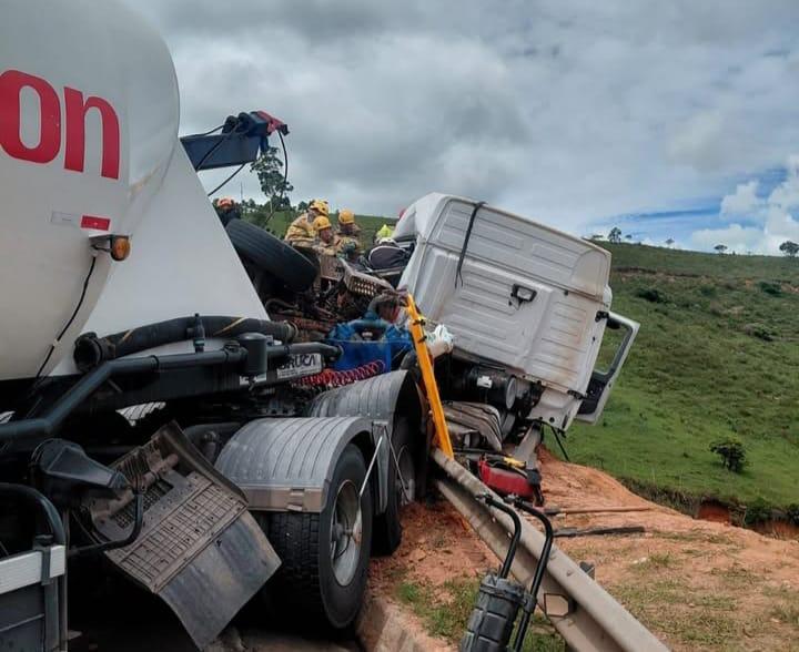 Vídeo - BR-381 Travada: Tombamento de Carga Viva e Óleo na Pista Provocam Acidentes em Série em Monlevade