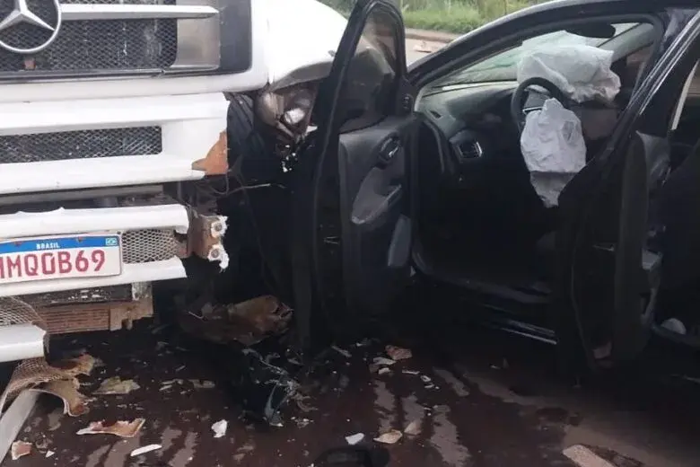 Acidente no bairro Penha: Motorista colide com carreta estacionada em Itabira