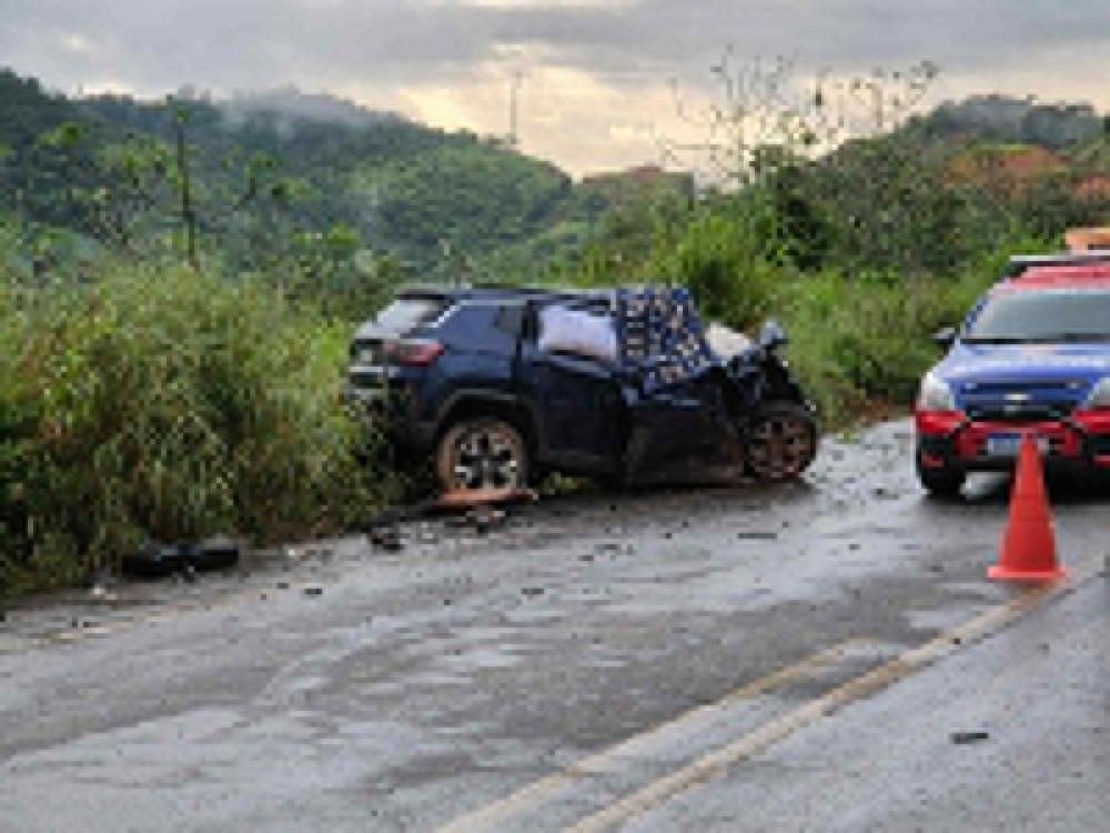 Batida entre caminhão-tanque e carro na BR-262 mata 4 na Zona da Mata de MG