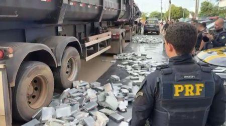 Bilhão no asfalto: PRF retira mais de uma tonelada de cocaína de fundo falso em carreta