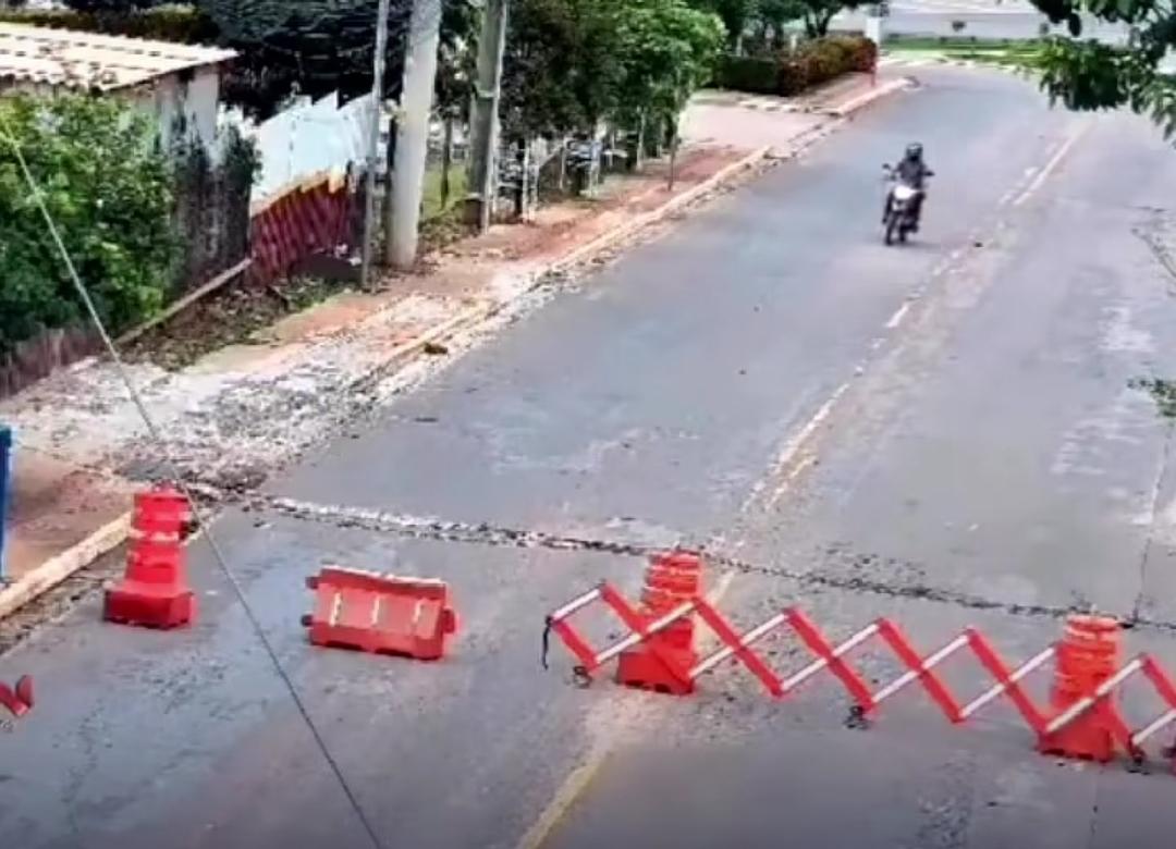 Câmeras registram momento em que motociclista morre atingido por corrente em avenida