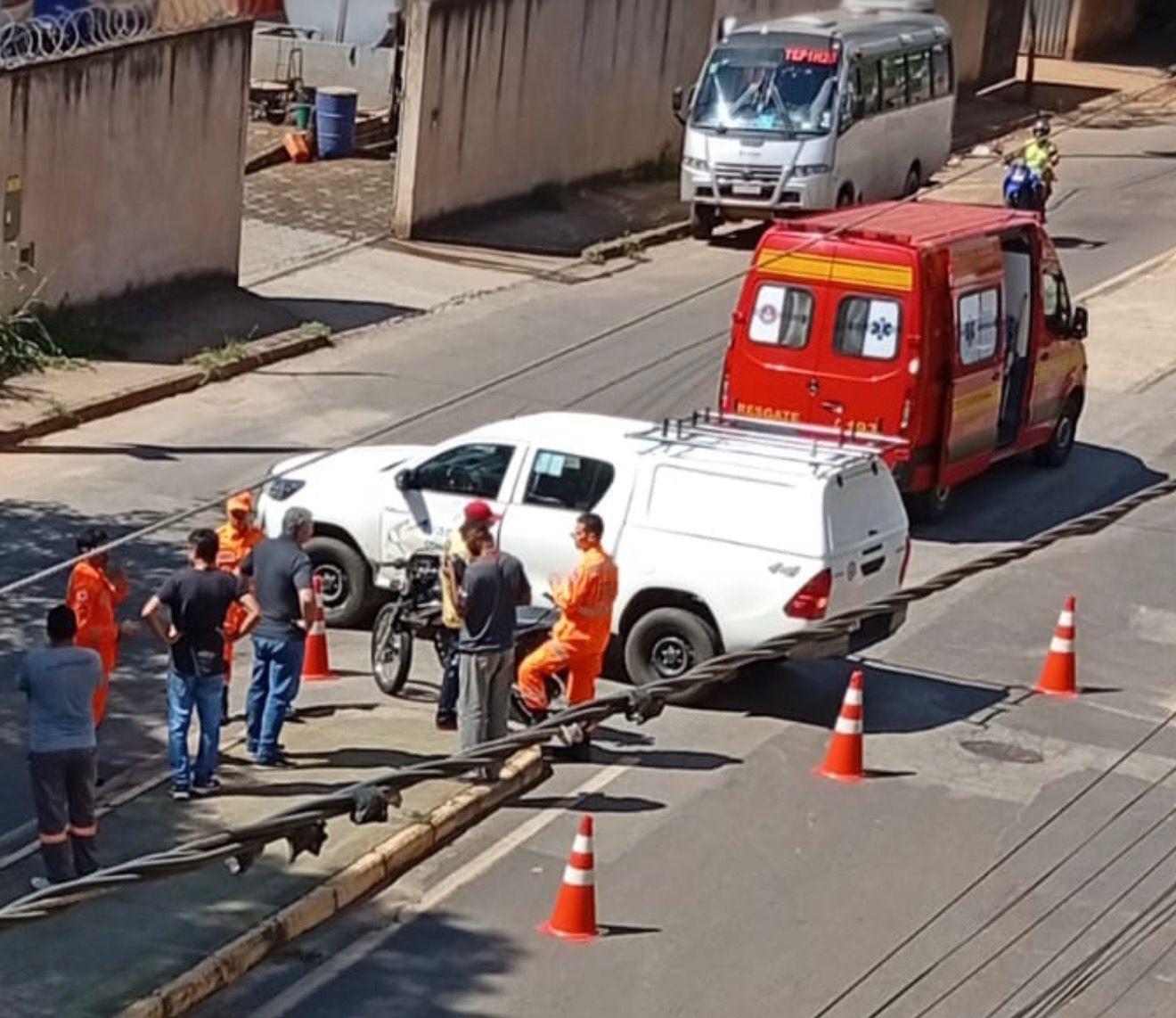 Caminhonete da Cemig bate em moto e deixa motociclista no chão em Itabira; veja o que aconteceu