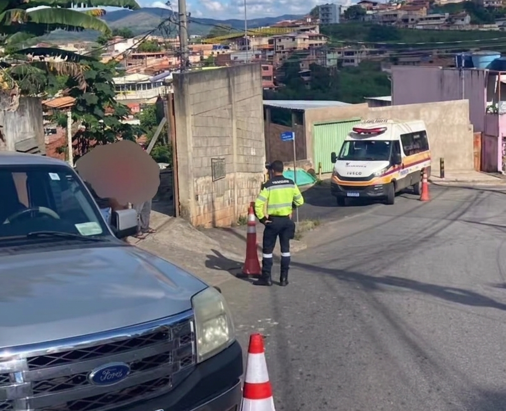 Caminhonete desgovernada desce morro, atinge moto e muro de casa no Jardim das Oliveiras em Itabira