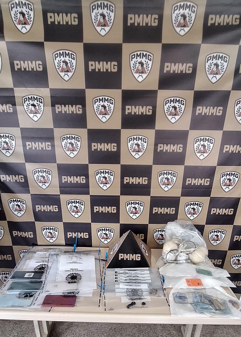 Combate ao Tráfico: PM cumpre mandado em Nova Era e prende homem com drogas e câmeras de monitoramento