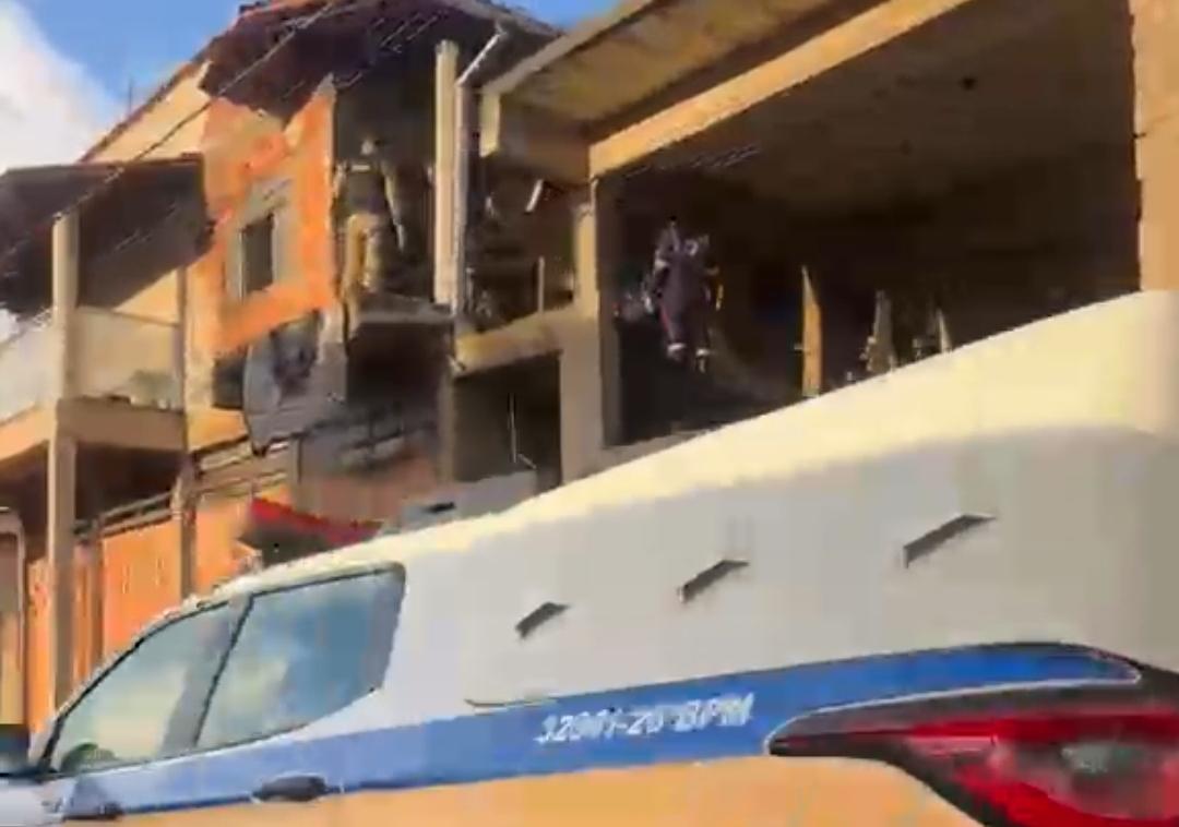 Vídeo: Discussão no bairro Fênix termina com dois presos e rifle apreendido pela PM em Itabira 