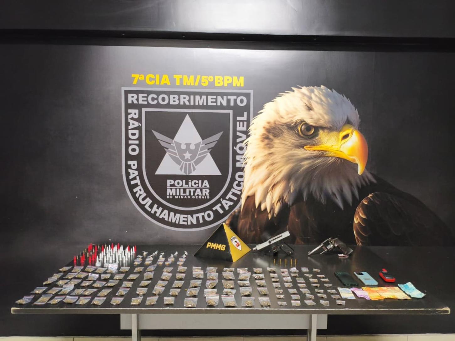 Foragido da Justiça é preso com submetralhadora artesanal e drogas em Barbacena 