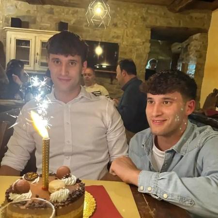 Gêmeos morrem eletrocutados e são encontrados abraçados