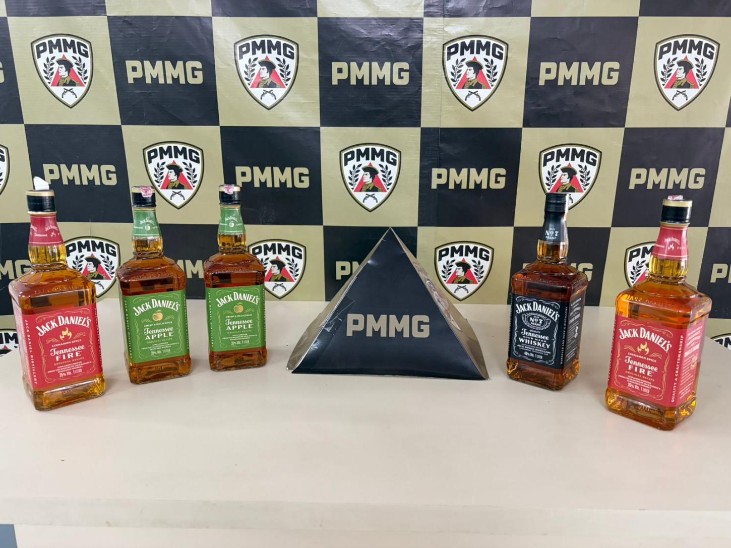 Homem é preso pela PM após furtar garrafas de whisky em comércio em João Monlevade 