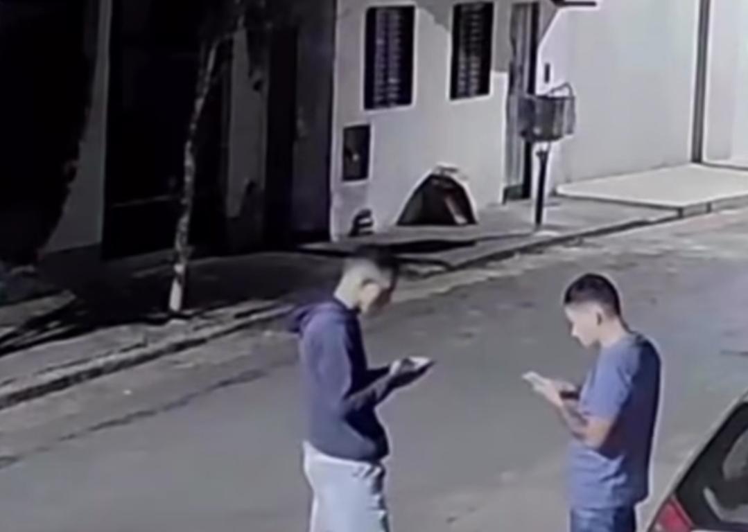Homicídio em Minas Gerais: Jovem é executado a tiros enquanto usava celular em via pública