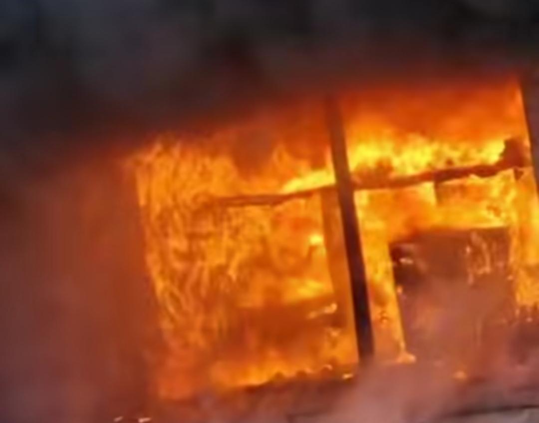  Incêndio de grandes proporções atinge prédio de hotel no bairro Loanda. Veja o vídeo 