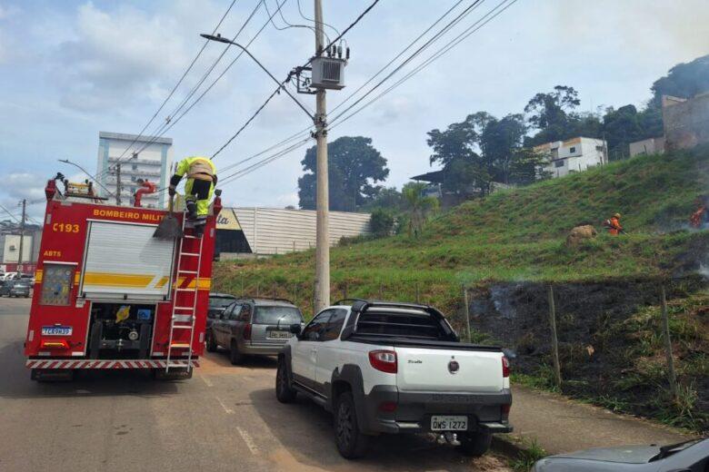 Incêndio em lote vago mobiliza Corpo de Bombeiros na Avenida Cristina Gazire, em Itabira