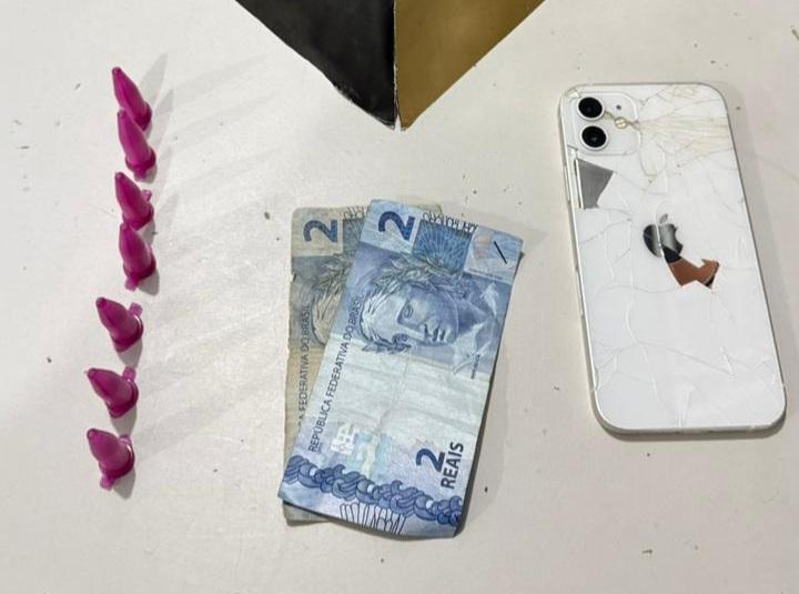 Jovem é preso por tráfico em passarela no bairro Praia, em Itabira; iPhone e drogas foram apreendidos