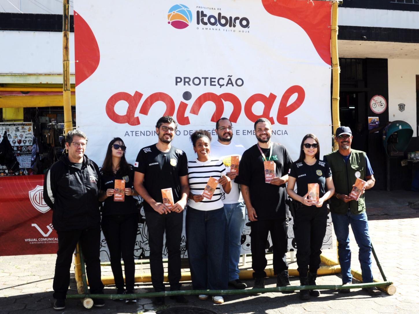 Polícia Civil para o trânsito em Itabira para falar sobre algo que muita gente ignora: crueldade contra animais