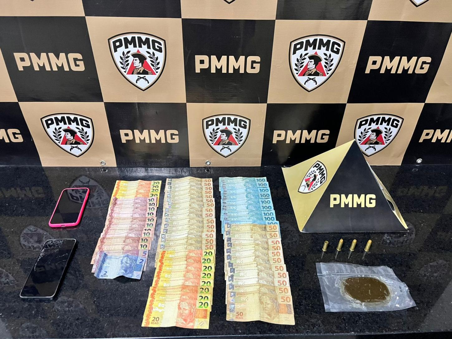 Ponte Nova: PM fecha o cerco contra o tráfico no bairro Triângulo e apreende mais de R$ 3 mil