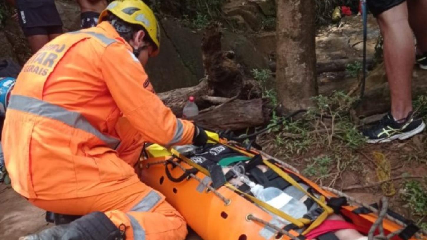 Resgate em Brumadinho: Mulher é salva após cair de 10 metros em cachoeira
