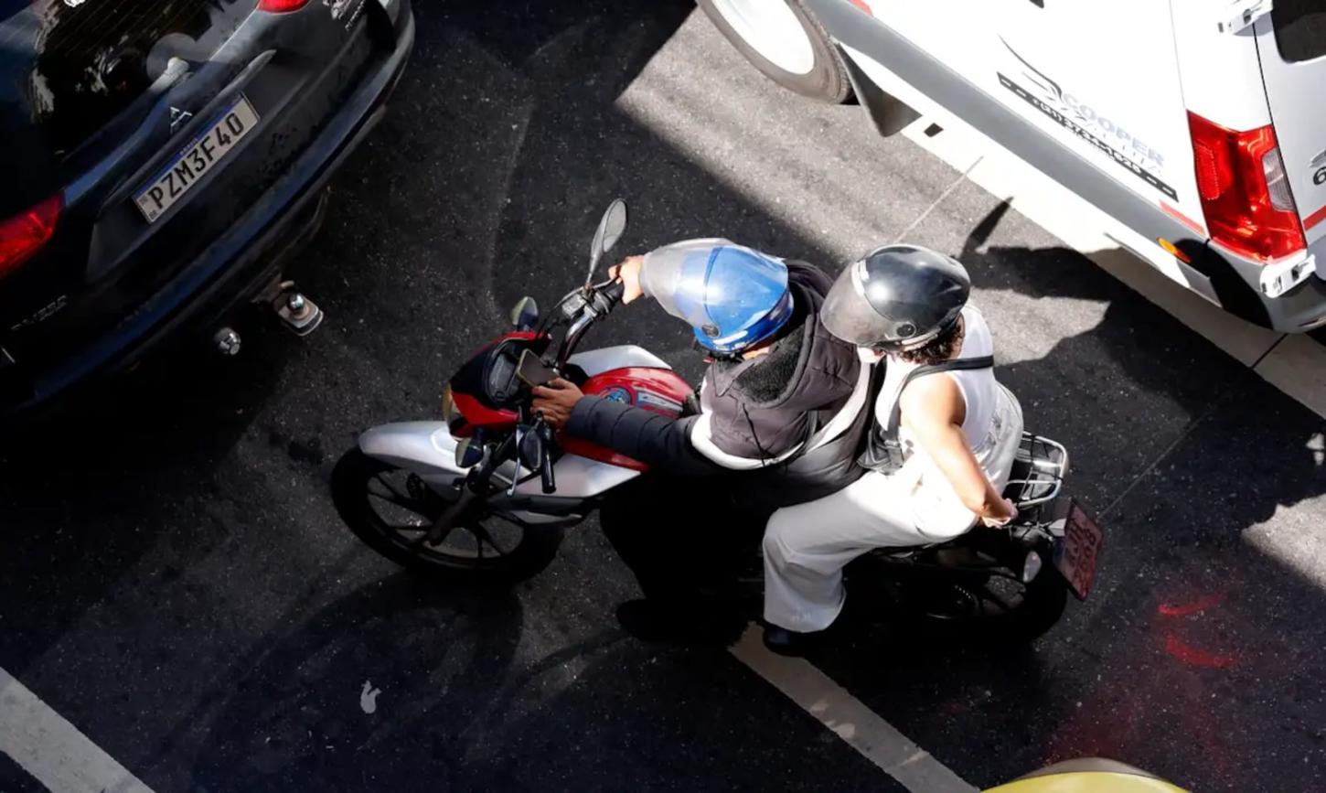 Segurança em Duas Rodas: Especialista alerta para riscos no transporte por moto em Minas