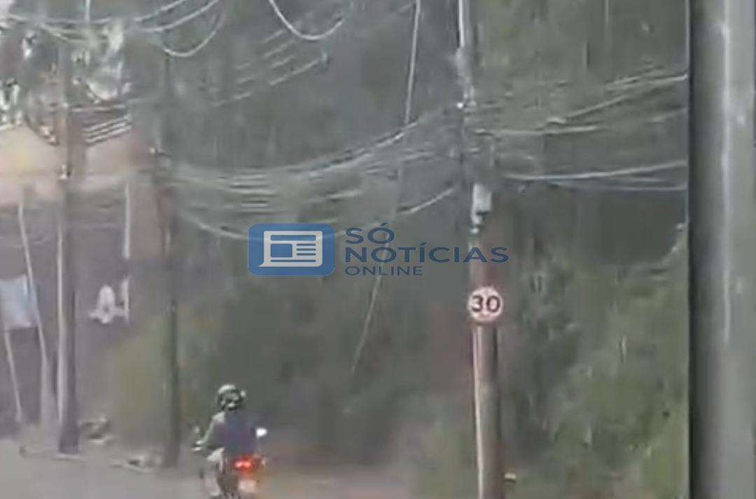 Vídeo - Cabo de alta tensão se rompe e mobiliza Bombeiros no bairro Areão, em Itabira
