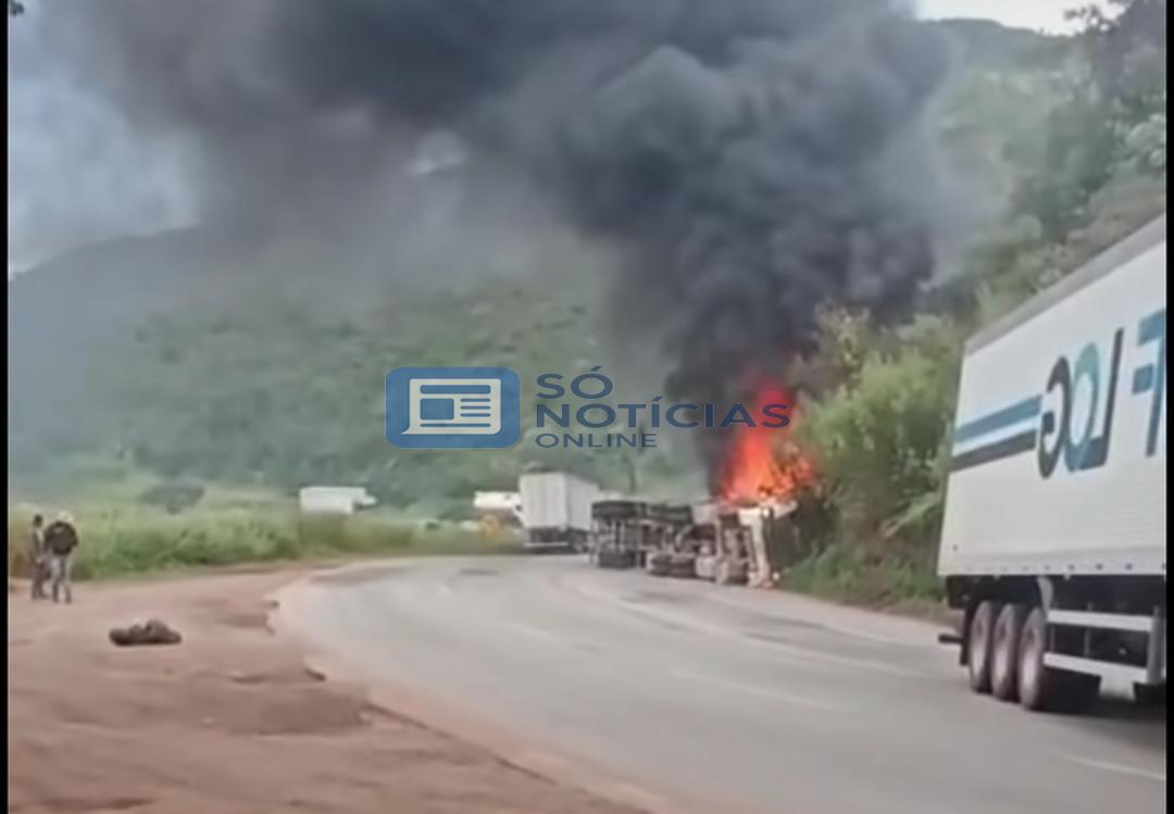 Vídeo - Carreta tomba e pega fogo no 