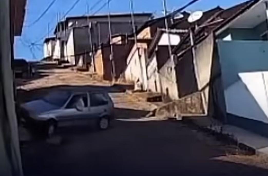 Vídeo: Carro perde o controle e despenca em barranco em Maria da Fé (MG)