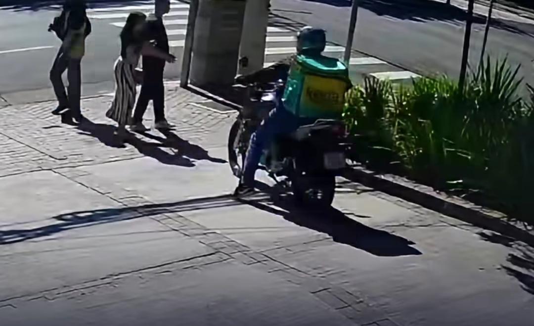 Vídeo - Homem é baleado ao tentar impedir assalto na Avenida Juriti, zona sul de São Paulo