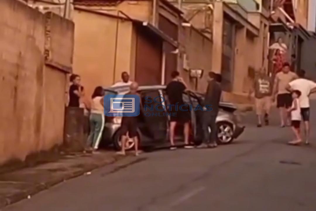 Vídeo - Motorista perde o controle e invade residência no bairro Lucília durante o feriado de Tiradentes em João Monlevade 