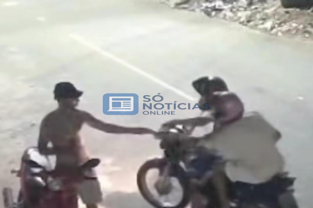 Vídeo: Vítima 'toma' celular de volta das mãos de assaltantes e foge correndo no Ceará
