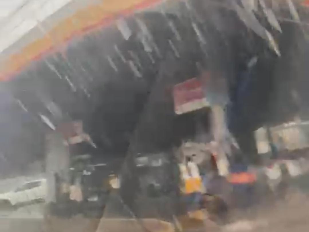 Vídeo - Temporal em Itabira: Chuva derruba teto de posto de combustível e provoca queda de árvores