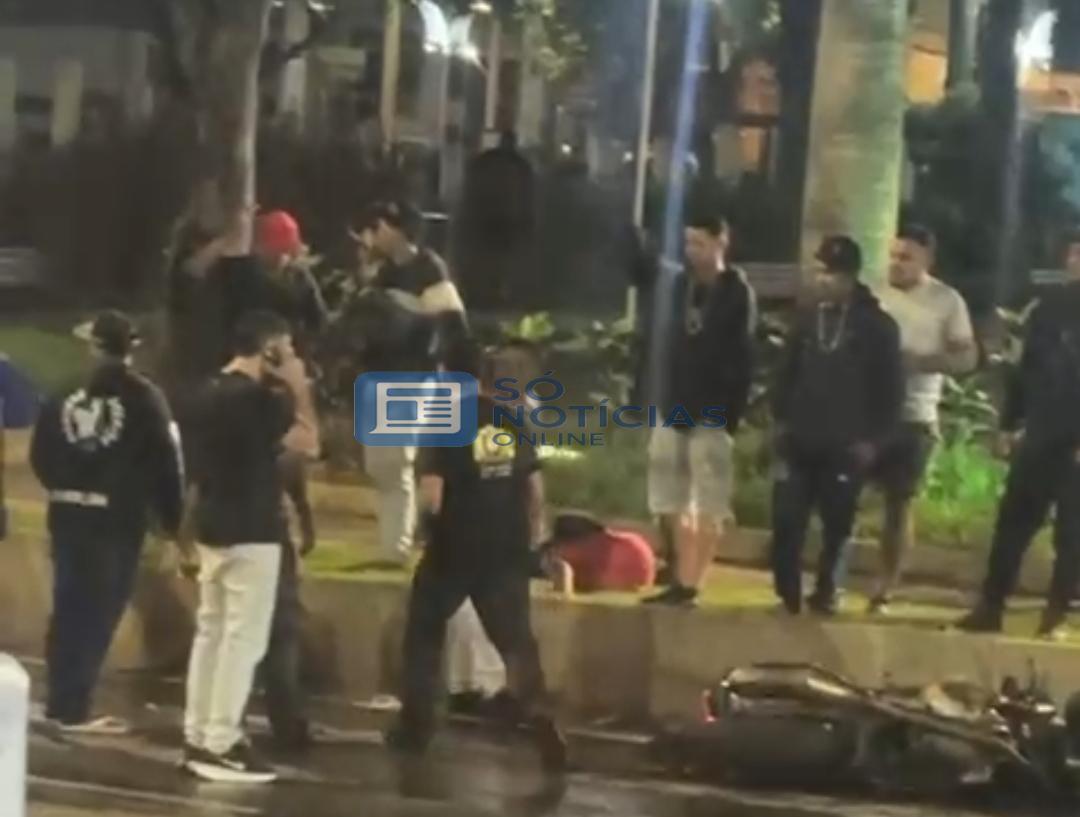 Vídeo - Tragédia na Praça Acrísio: Motociclista morre após colisão contra mureta em Itabira