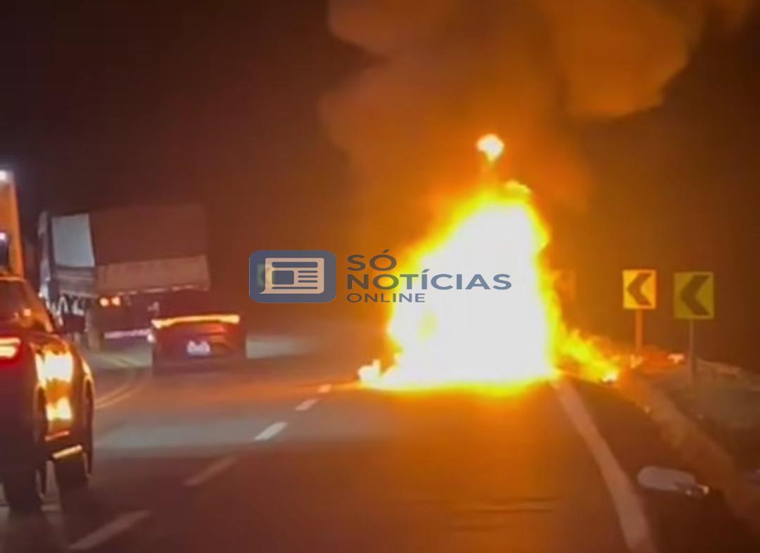 Vídeo - Veículo é consumido por chamas na BR-381, em São Gonçalo do Rio Abaixo