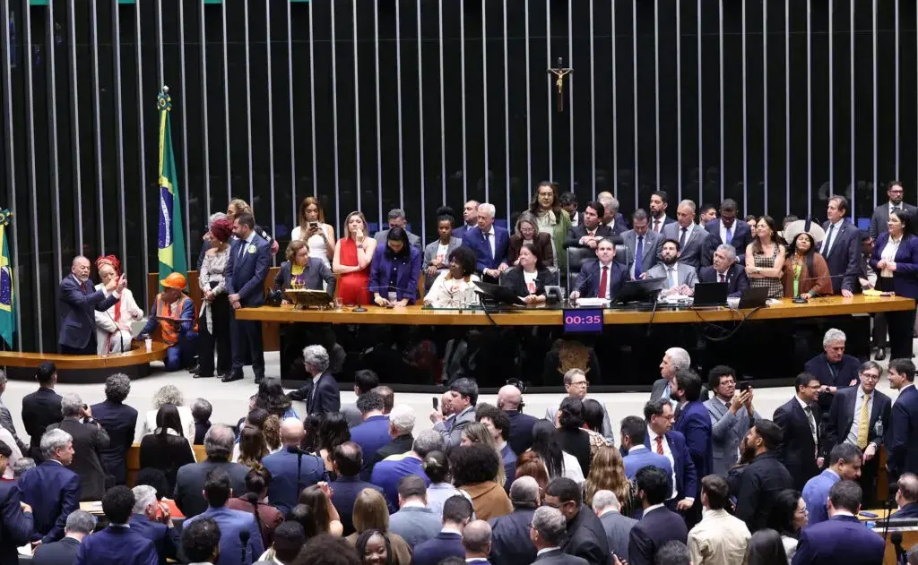 Câmara aprova PEC que acaba com a escala 6×1 e reduz jornada para 40 horas