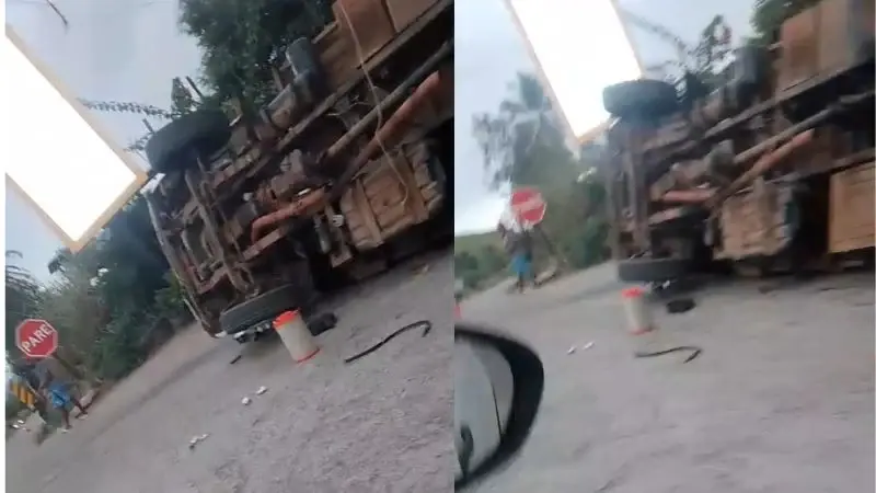 Caminhão carregado de madeira tomba no acesso entre Timóteo e a BR-381 e provoca lentidão nesta terça (12)