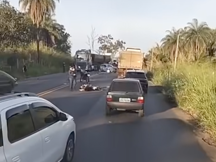 Caminhão, carro e moto se envolvem em acidente no trevo de Ravena; motoristas devem redobrar atenção no trecho