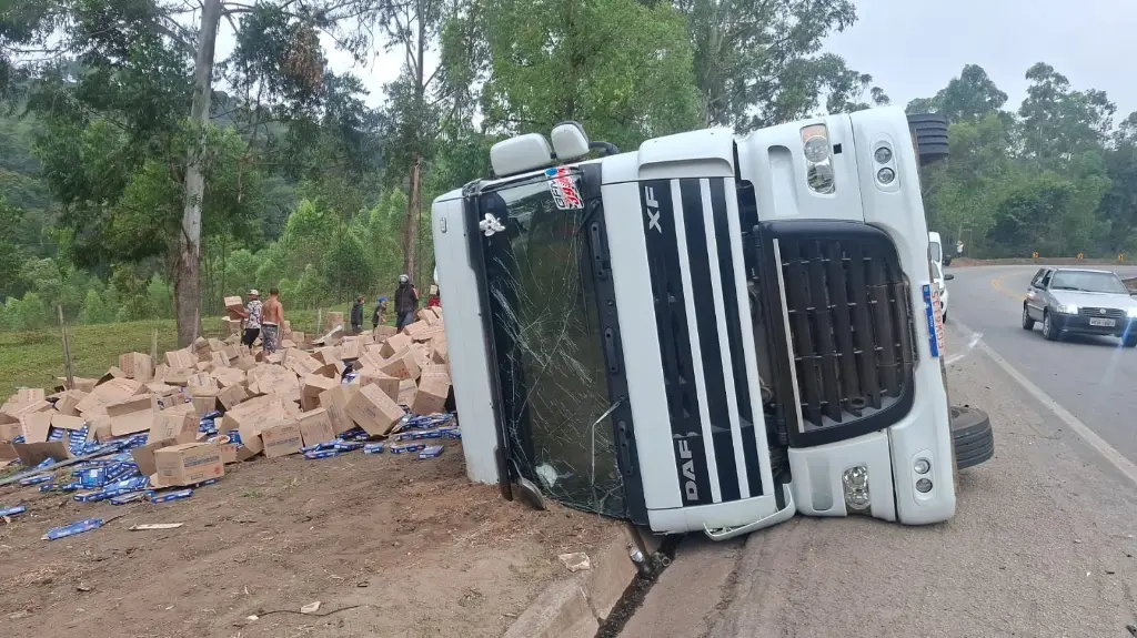 Caminhão tomba na BR-381 em João Monlevade e carga é saqueada por pedestres; trânsito fica lento no Corte de Pedras