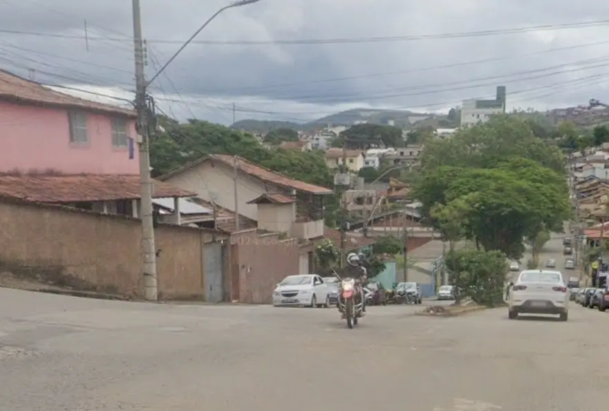 Carro bate em poste no bairro Amazonas e deixa três feridos, incluindo uma criança, em Itabira