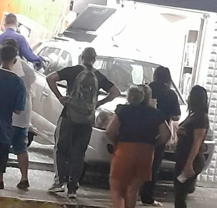 Carro invade loja e prensa mulher contra balcão no Centro de João Monlevade