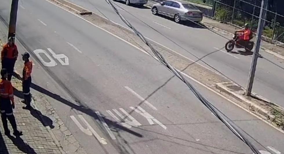 Vídeo: Colisão entre duas motos deixa mulher com osso fraturado em João Monlevade neste sábado