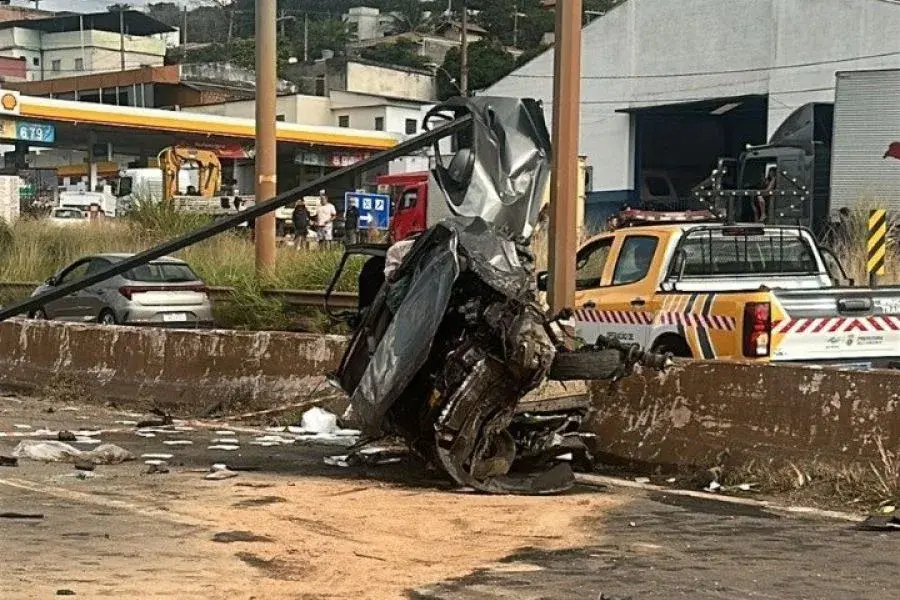 Vídeo: Engavetamento com 13 veículos deixa feridos e causa caos no Anel Rodoviário de BH nesta terça